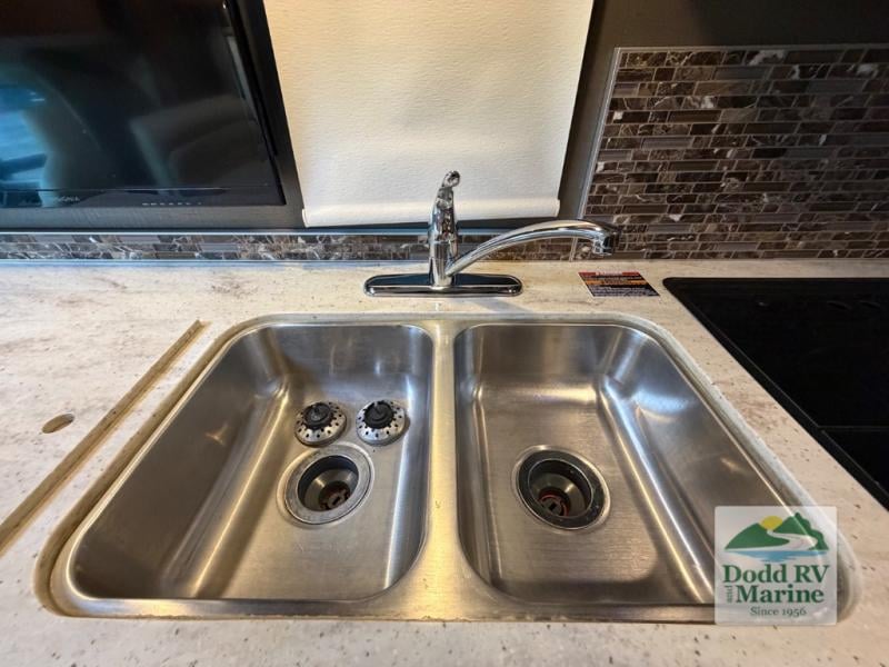 Pre-Owned 2017 Winnebago 27K - photo - 8
