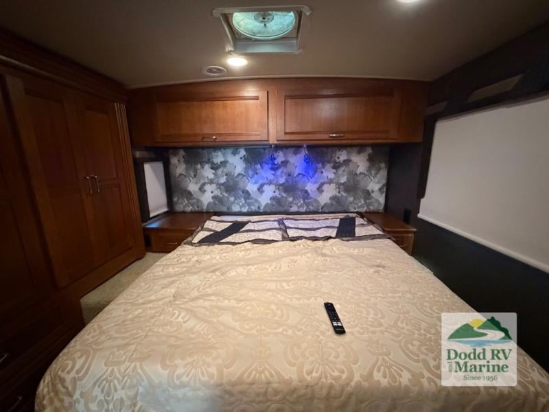 Pre-Owned 2017 Winnebago 27K - photo - 19