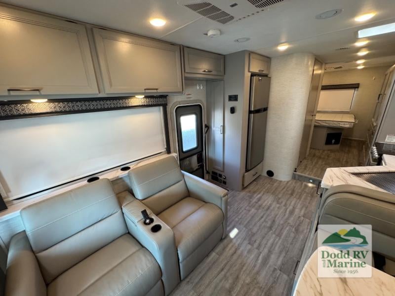Pre-Owned 2025 Thor Motor Coach SE31 - photo - 15