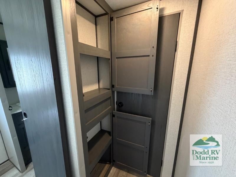 Pre-Owned 2022 Dutchmen RV 30BHSC - photo - 35